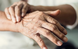 Run tay chân là bệnh gì và đâu là cách giảm run hiệu quả?