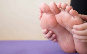 Acid uric tăng cao, nghi gout nên điều trị thế nào?