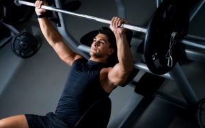 Nam giới tập tạ thường xuyên giúp giảm 25% nguy cơ mắc ung thư