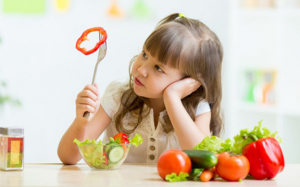 Con táo bón trường kỳ vì không chịu ăn rau, mẹ nên làm gì? 