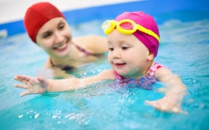Vì sao bạn nên cho con đi bơi trong mùa Hè này?