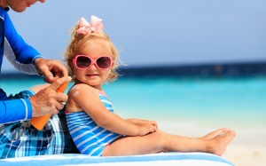 Dùng kem chống nắng cho trẻ như thế nào?