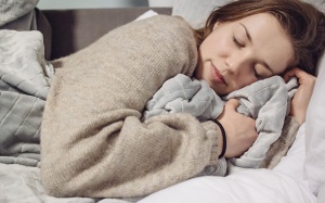 5 loại đồ ăn, thức uống giúp bạn dễ ngủ và ngủ ngon hơn