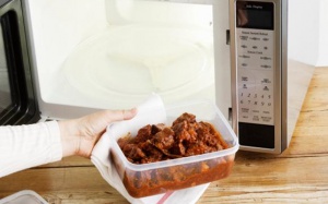 Đừng cho những thứ này vào lò vi sóng kẻo rước thêm tai họa!