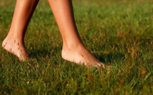 Đi chân đất, đi chân trần: 10 điều không ngờ xảy ra với cơ thể!