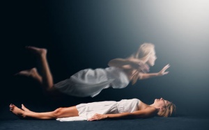 Những thứ đáng sợ xảy ra khi bị bóng đè: Nhìn thấy quỷ, xuất hồn