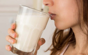 Nên uống sữa nóng hay lạnh: So sánh ưu, nhược điểm của từng loại