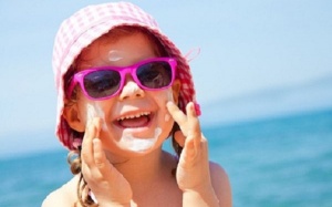 Vì sao nên đeo kính râm cho trẻ khi đi ra ngoài trời nắng? 