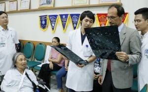 Lần đầu tiên triển khai kỹ thuật mới điều trị gãy phức tạp đầu trên xương cánh tay