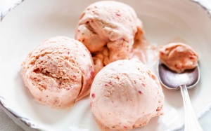 Hướng dẫn cách làm kem dâu tây: Món kem ngon, giải nhiệt ngày Hè