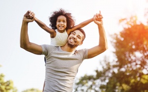 7 điều bố nên làm để nuôi dạy con gái mạnh mẽ