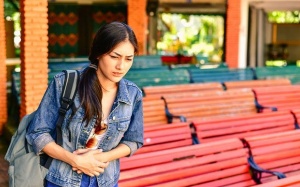 Cách phòng tránh táo bón khi đi du lịch