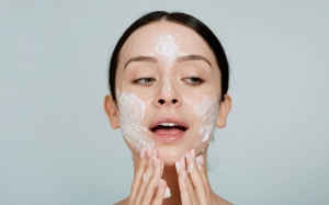 Lỡ tay tẩy da chết quá nhiều: Khắc phục thế nào?