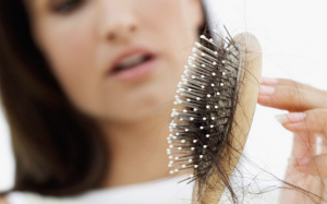 Rụng tóc do mất cân bằng nội tiết tố: Ngăn chặn thế nào?