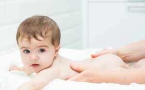 Massage cho bé như thế nào?
