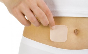 Miếng dán tránh thai: Ai không nên dùng, tác dụng phụ thế nào? 