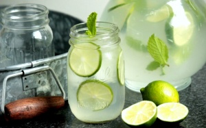 4 lợi ích sức khỏe bất ngờ từ 1 cốc nước chanh