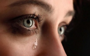 Làm sao để điều trị tình trạng chảy nước mắt liên tục?