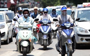 Bắc Bộ và Trung Bộ ngày oi nóng, chiều tối có mưa dông