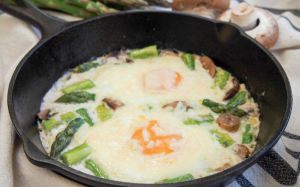 Trứng nướng với nấm và măng tây: Dù vụng đến mấy cũng làm ngon