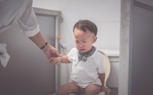 Những điều mẹ cần làm ngay khi trẻ bị táo bón!