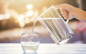 Theo khoa học, mỗi người cần uống bao nhiêu nước là đủ? 
