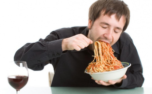 4 điều nguy hiểm khi ăn quá nhanh