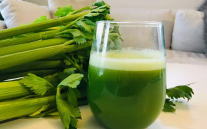 Nước ép cần tây có nhiều lợi ích sức khỏe hay chỉ là cường điệu? 