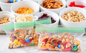 Công thức làm đồ ăn vặt trail mix không sợ hại não