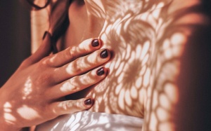 Có cần chống nắng cho móng tay?