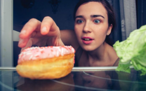 Tại sao không nên ăn sau 8 giờ tối? 