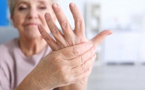 Triệu chứng run tay chân ở người già cảnh báo bệnh gì?