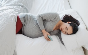 Bà bầu bị mất ngủ: Làm thế nào để ngủ ngon hơn? 