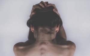 Cứ 'rụng dâu' là đau nửa đầu dữ dội, phải làm thế nào?