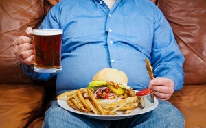 Nam giới hay ăn vặt có thể làm giảm số lượng tinh trùng