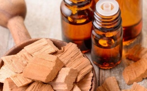 Bật mí các cách sử dụng tinh dầu gỗ đàn hương hiệu quả