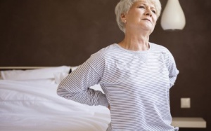 Đau thắt lưng, tê một bên chân không đi lại được là do đâu?