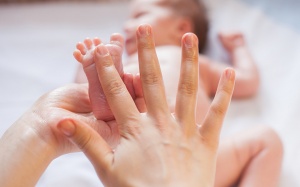 Cách sử dụng dầu dừa trị chàm ở trẻ sơ sinh