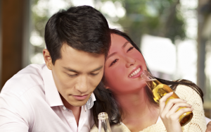 Mặt đỏ sau khi uống rượu nguy hiểm như thế nào?