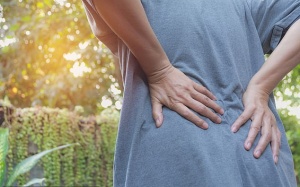 7 nguyên nhân khiến bạn bị đau lưng nặng hơn