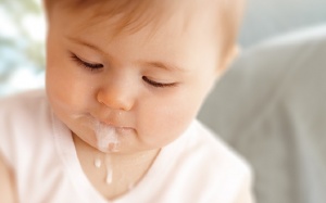 Trẻ sơ sinh bị trào ngược có nguy hiểm? 