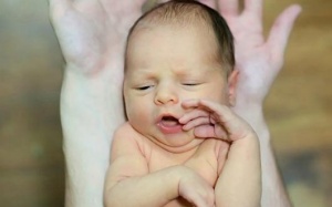 Bé bị vàng da: Mẹ nên làm gì?