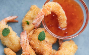Tôm chiên giòn với vụn bánh mì và dừa khô