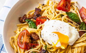 Món ngon cuối tuần: Mì spaghetti với cà chua, thịt xông khói và trứng
