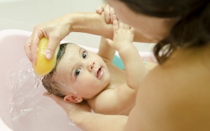 Nước chảy vào tai khi gội đầu và tắm có gây viêm tai giữa không? 