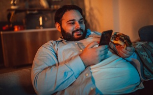 Smartphone đang 'nhồi' sinh viên thành béo phì, đặc biệt khi sử dụng trên 5 tiếng mỗi ngày