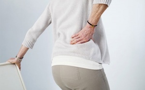Người già bị đau lưng do nguyên nhân nào?