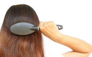 Đau đầu khi chải đầu do nguyên nhân nào?