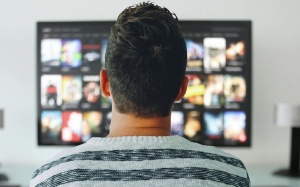 Ngồi xem tivi hàng giờ còn tệ hơn ngồi làm việc cả ngày