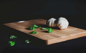 Thớt làm từ chất liệu nào là an toàn và hợp vệ sinh nhất?